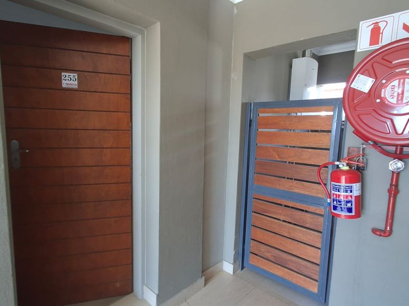 Modern Elegance Meets Eco-Living - Stylish Apartment! - Photo 3