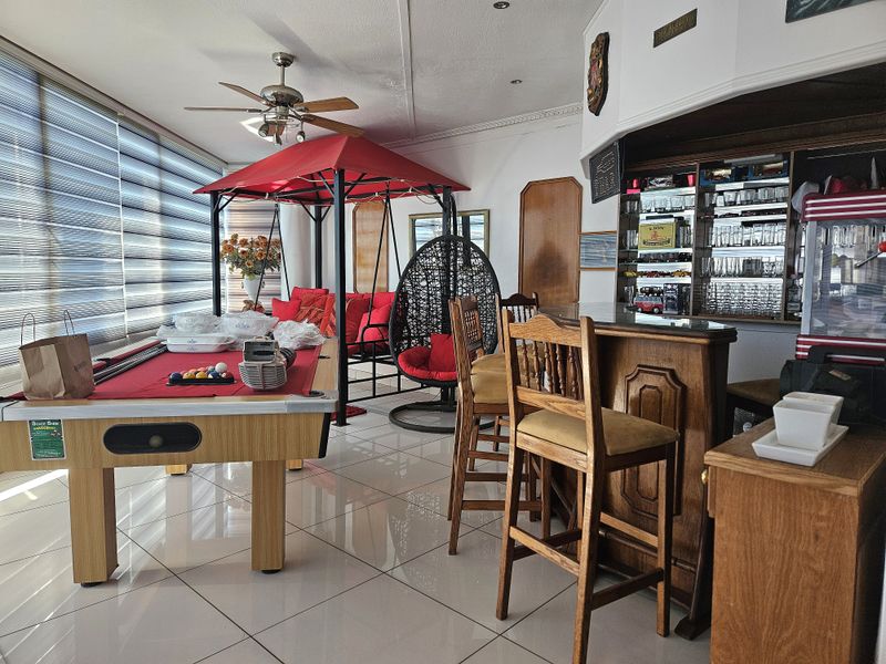 Elegant Family Home with Sea Views, Lavish Entertainment & Private Flatlet1 - Photo 9