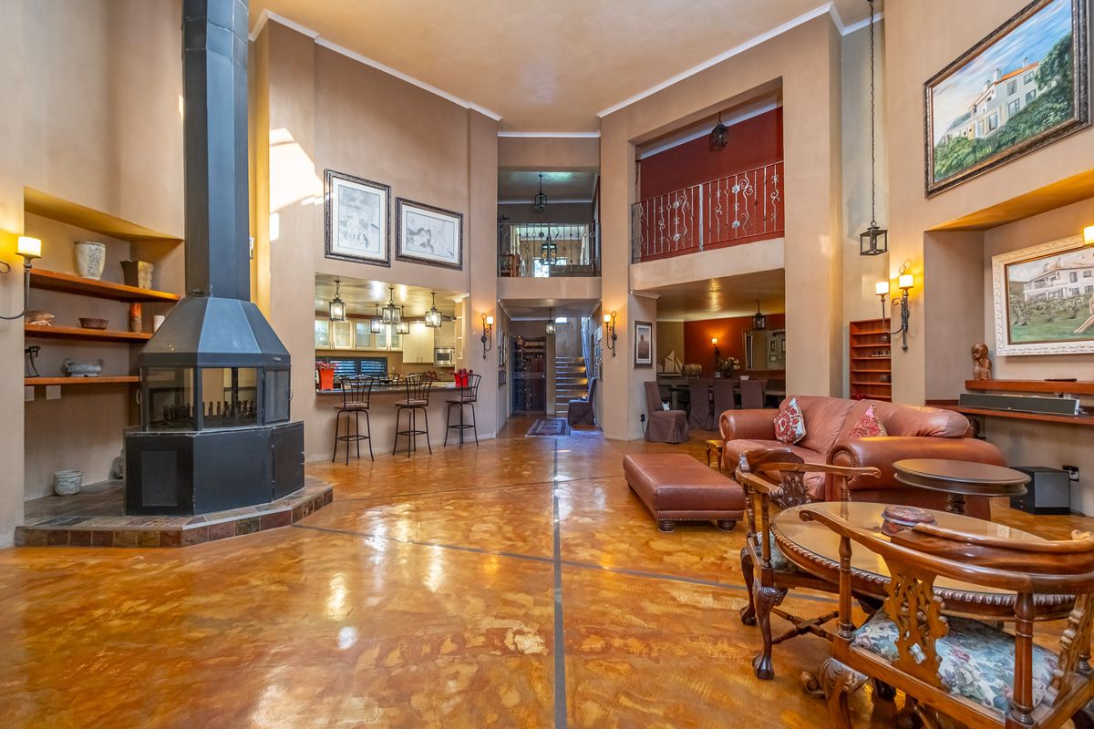 Executive 12-Bedroom Guesthouse | Modern Elegance Meets Timeless Charm - Photo 4