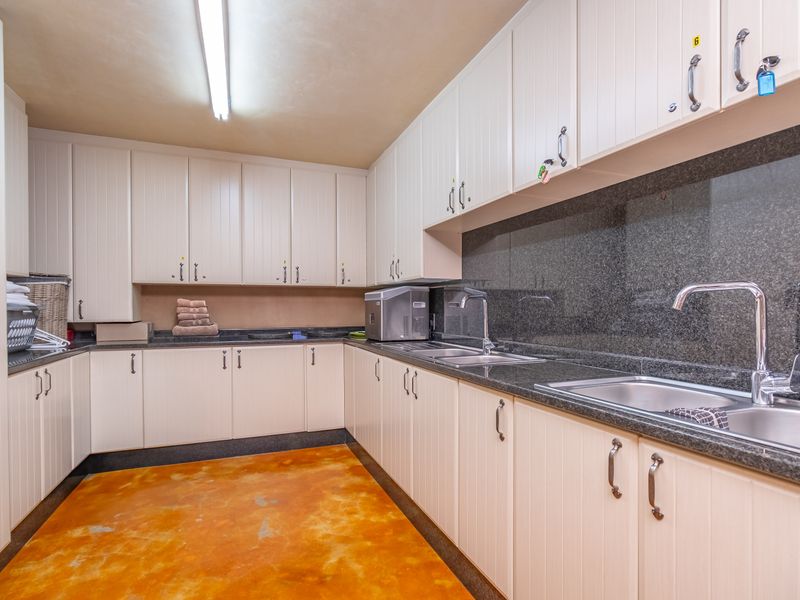 Executive 12-Bedroom Guesthouse | Modern Elegance Meets Timeless Charm - Photo 9