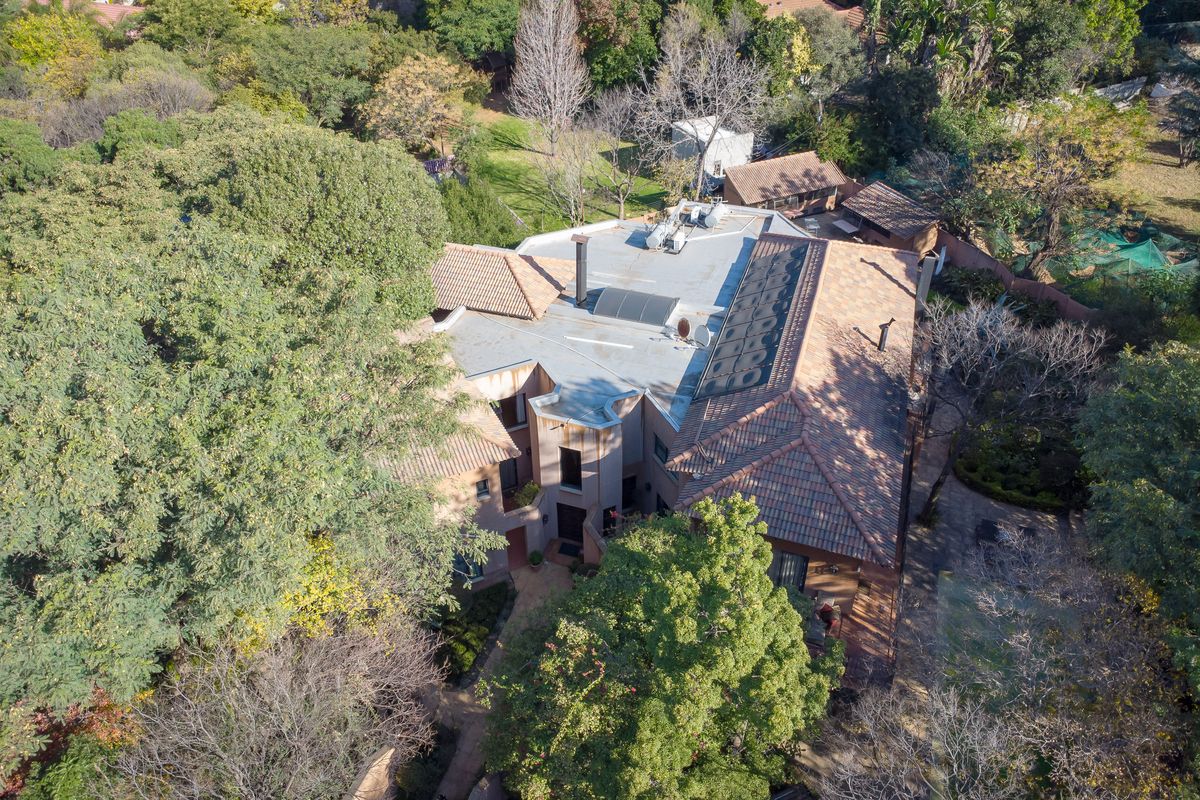 Executive 12-Bedroom Guesthouse | Modern Elegance Meets Timeless Charm - Photo 2