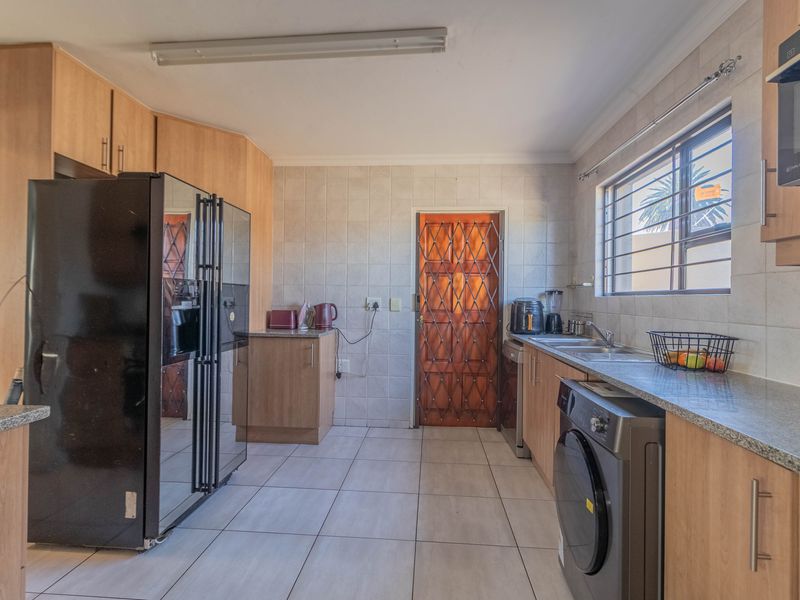 Modern & Secure 3-Bedroom Duplex in Prime Location - Photo 9