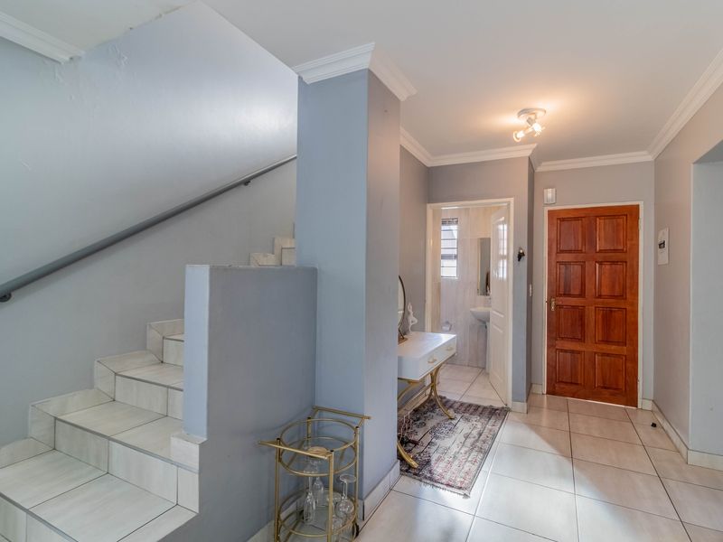 Modern & Secure 3-Bedroom Duplex in Prime Location - Photo 6