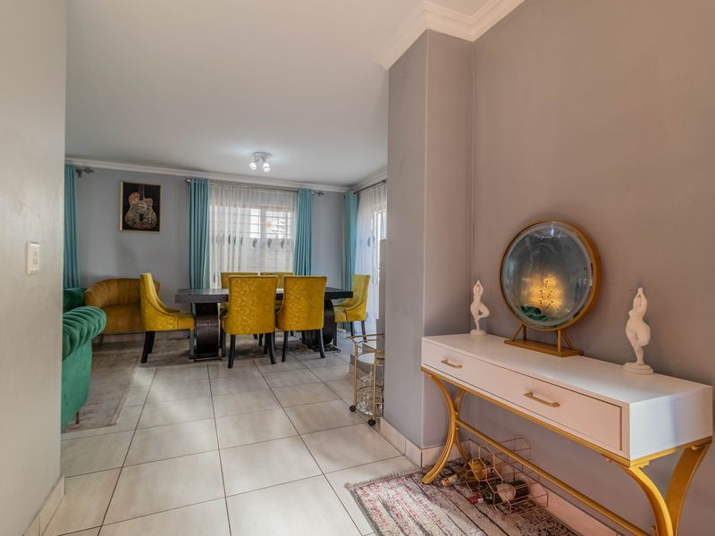 Modern & Secure 3-Bedroom Duplex in Prime Location - Photo 2