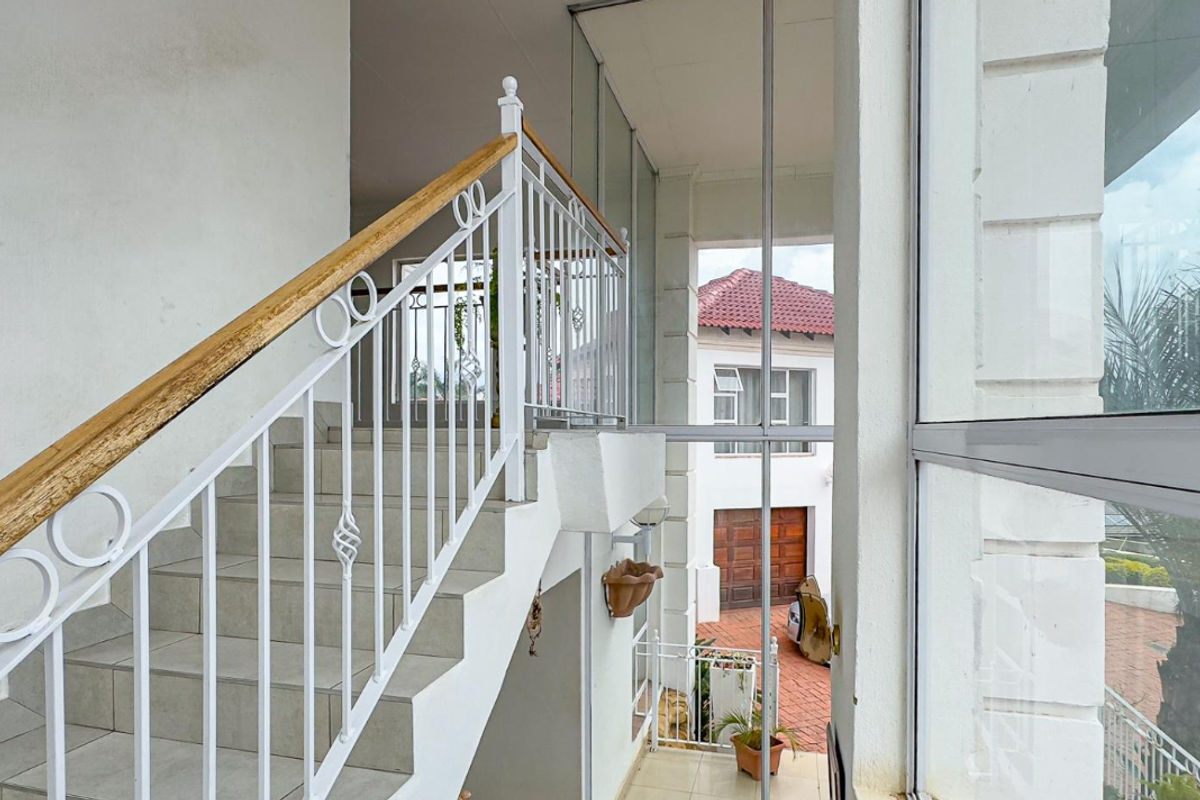 Spacious 12-bedroom house in prestigious Waterkloof Ridge, Pretoria—your dream home awaits! - Photo 2