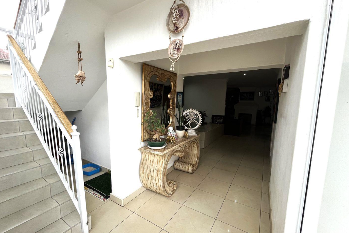 Spacious 12-bedroom house in prestigious Waterkloof Ridge, Pretoria—your dream home awaits! - Photo 3