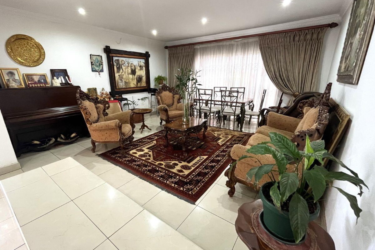 Spacious 12-bedroom house in prestigious Waterkloof Ridge, Pretoria—your dream home awaits! - Photo 4