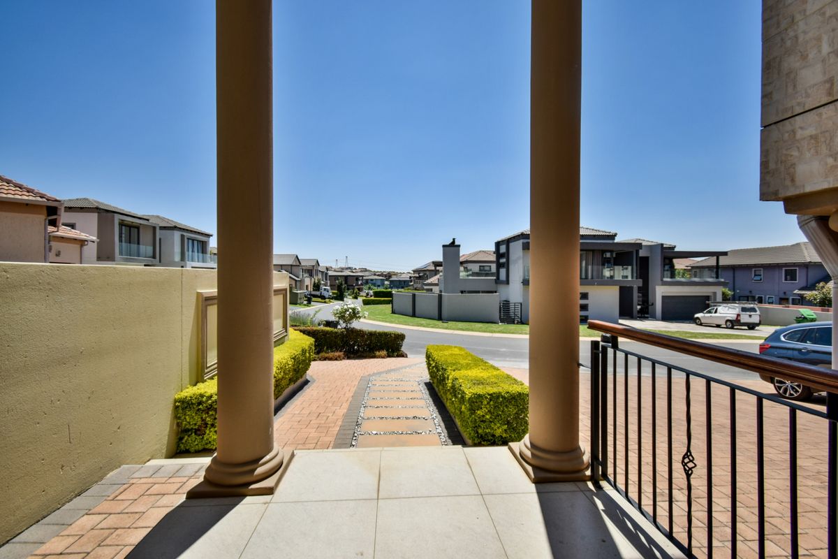 Elegant Luxury Redefined – A Turnkey Masterpiece with Premium Appliances Included - Photo 2