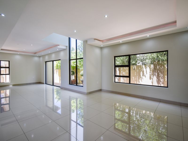 Elegant Luxury Redefined – A Turnkey Masterpiece with Premium Appliances Included - Photo 10