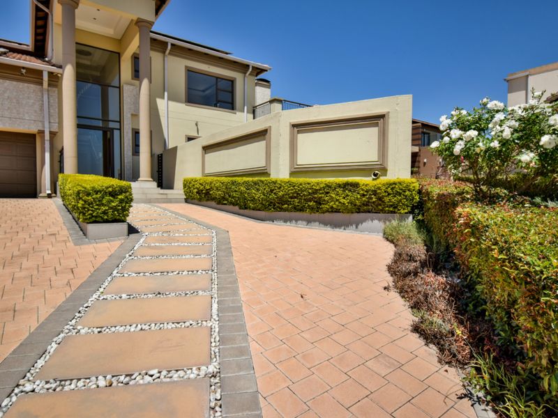 Elegant Luxury Redefined – A Turnkey Masterpiece with Premium Appliances Included - Photo 6