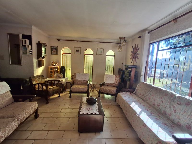 Family home in Clarina - Photo 3