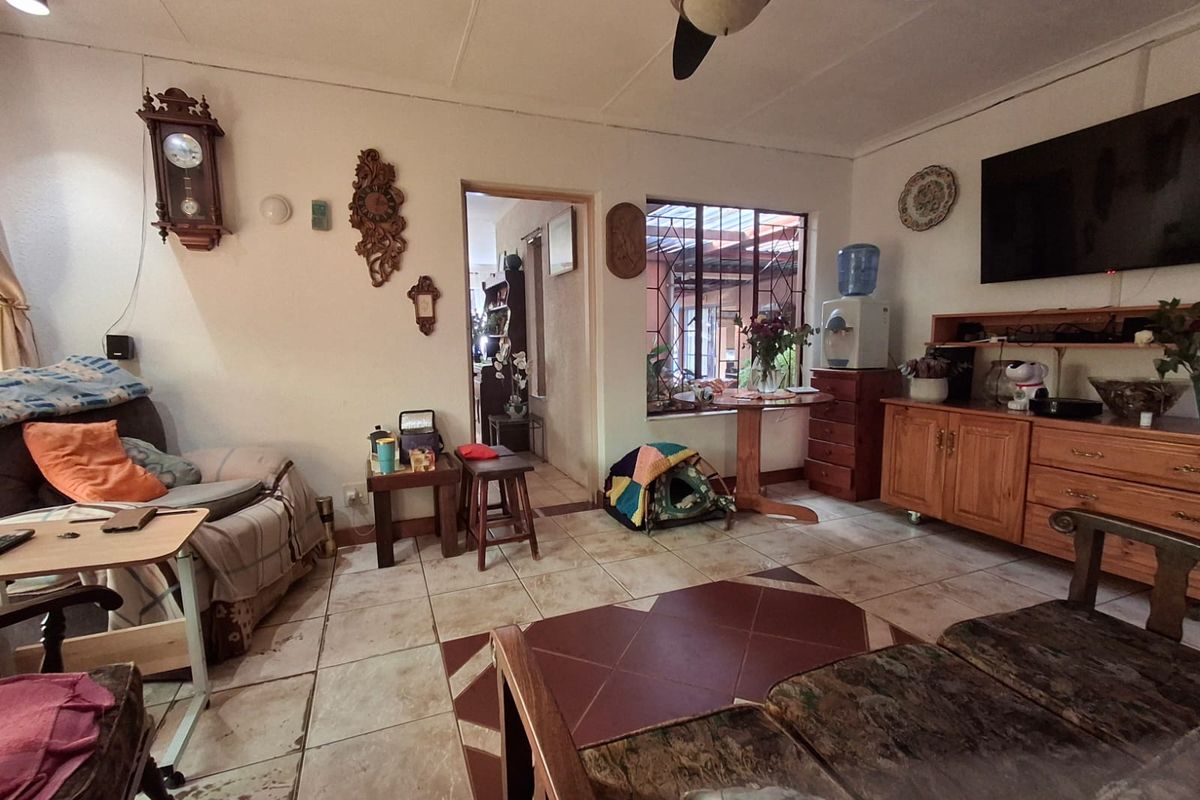 Family home in Clarina - Photo 5