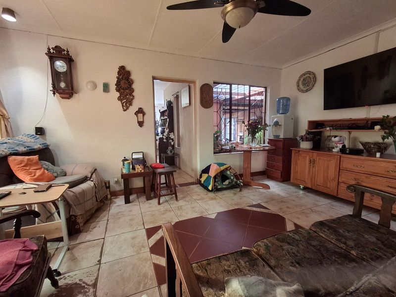 Family home in Clarina - Photo 5