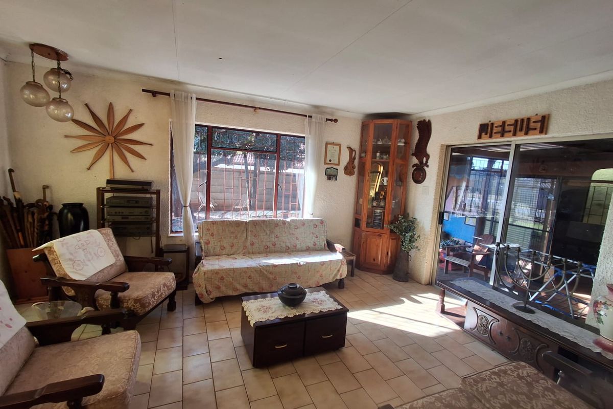 Family home in Clarina - Photo 4