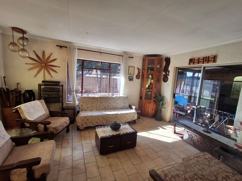 Family home in Clarina - Photo 4