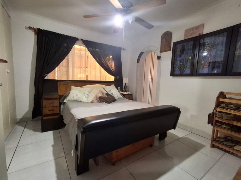 Family home in Clarina - Photo 10