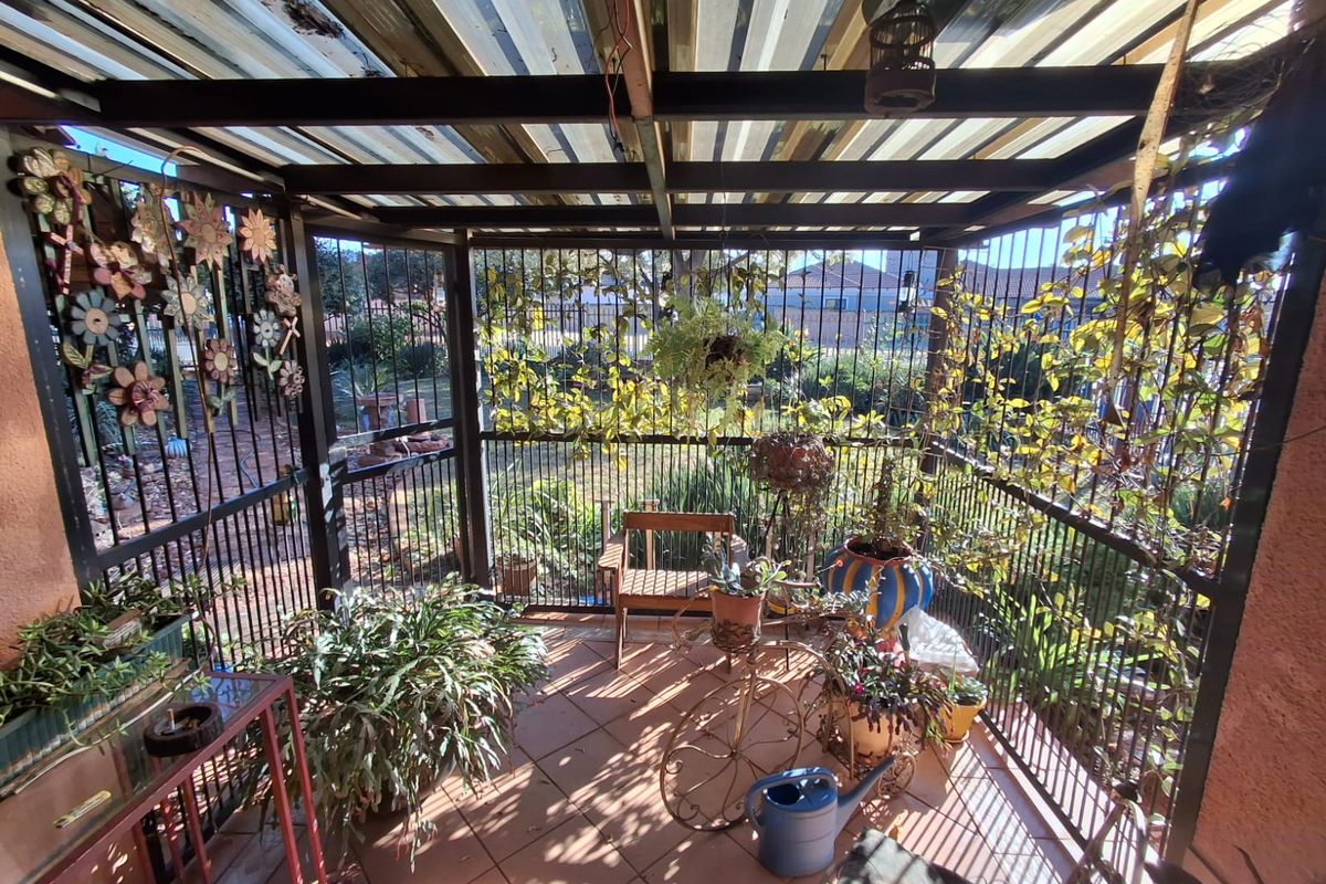 Family home in Clarina - Photo 2