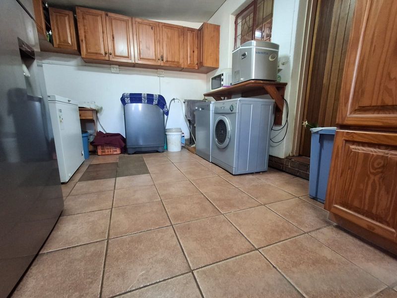 Family home in Clarina - Photo 9