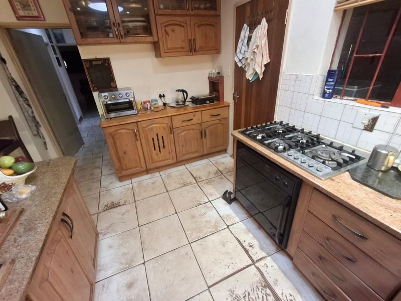 Family home in Clarina - Photo 7