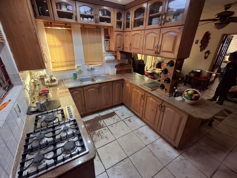 Family home in Clarina - Photo 6