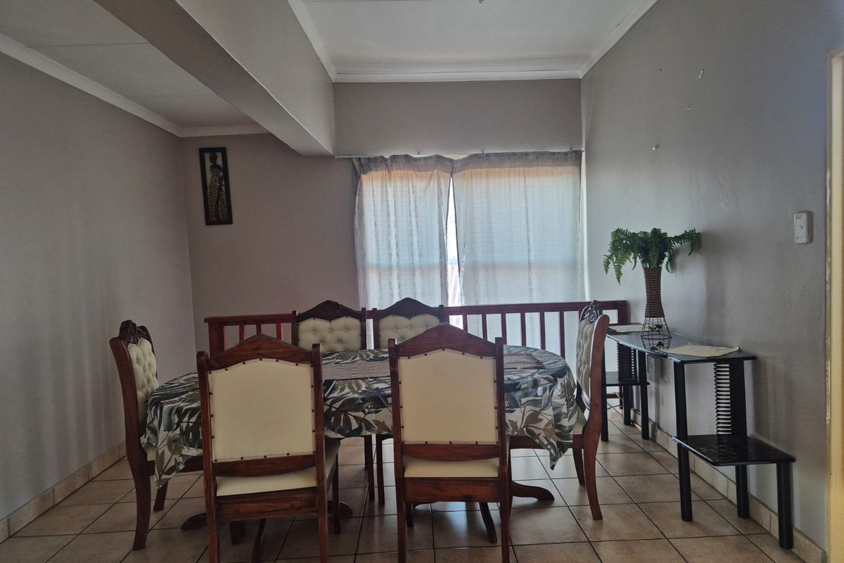 SpaciousTownhouse in a Secure Estate – Prime Bendor Location - Photo 4