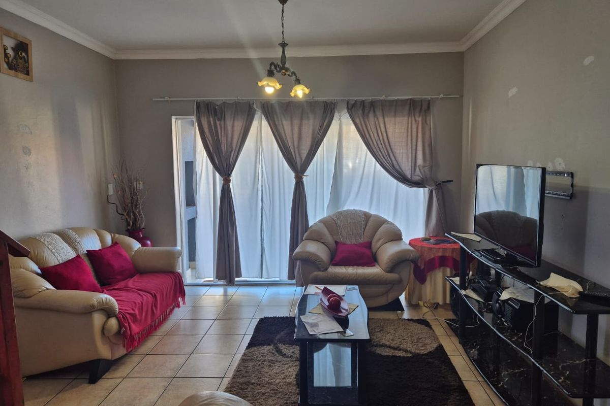 SpaciousTownhouse in a Secure Estate – Prime Bendor Location - Photo 5