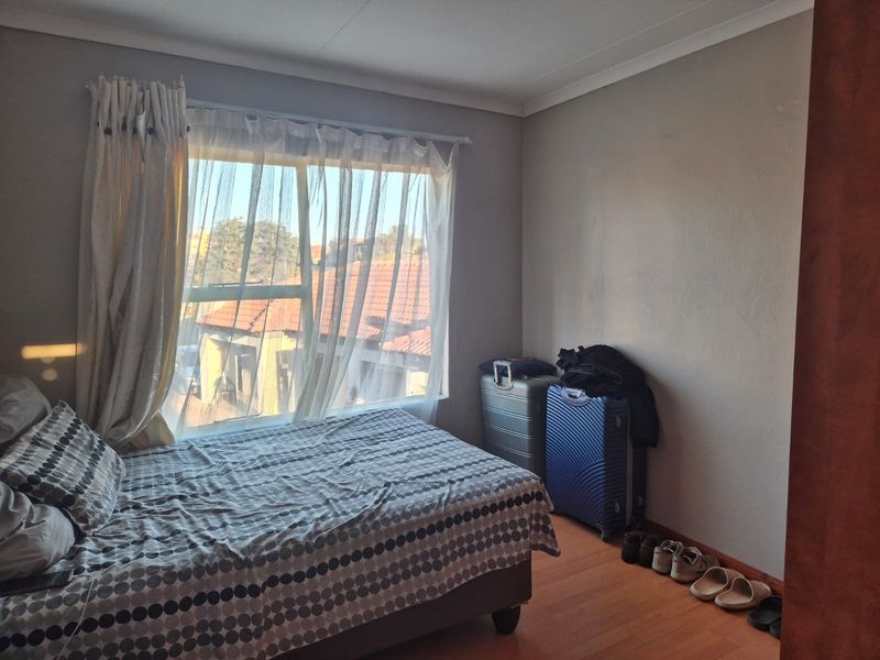 SpaciousTownhouse in a Secure Estate – Prime Bendor Location - Photo 9