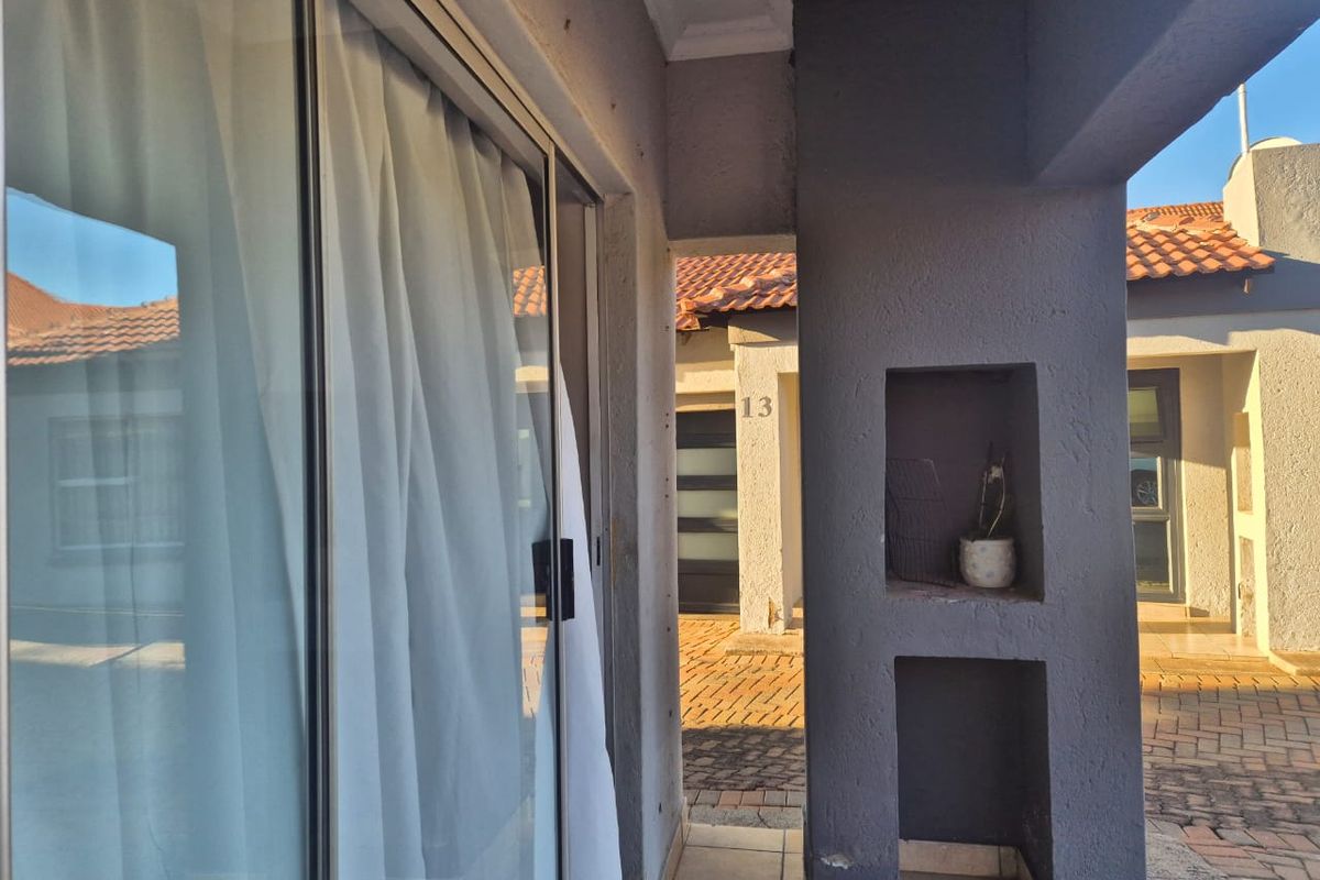 SpaciousTownhouse in a Secure Estate – Prime Bendor Location - Photo 3