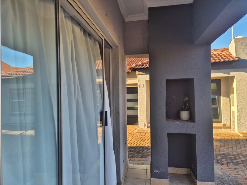 SpaciousTownhouse in a Secure Estate – Prime Bendor Location - Photo 3