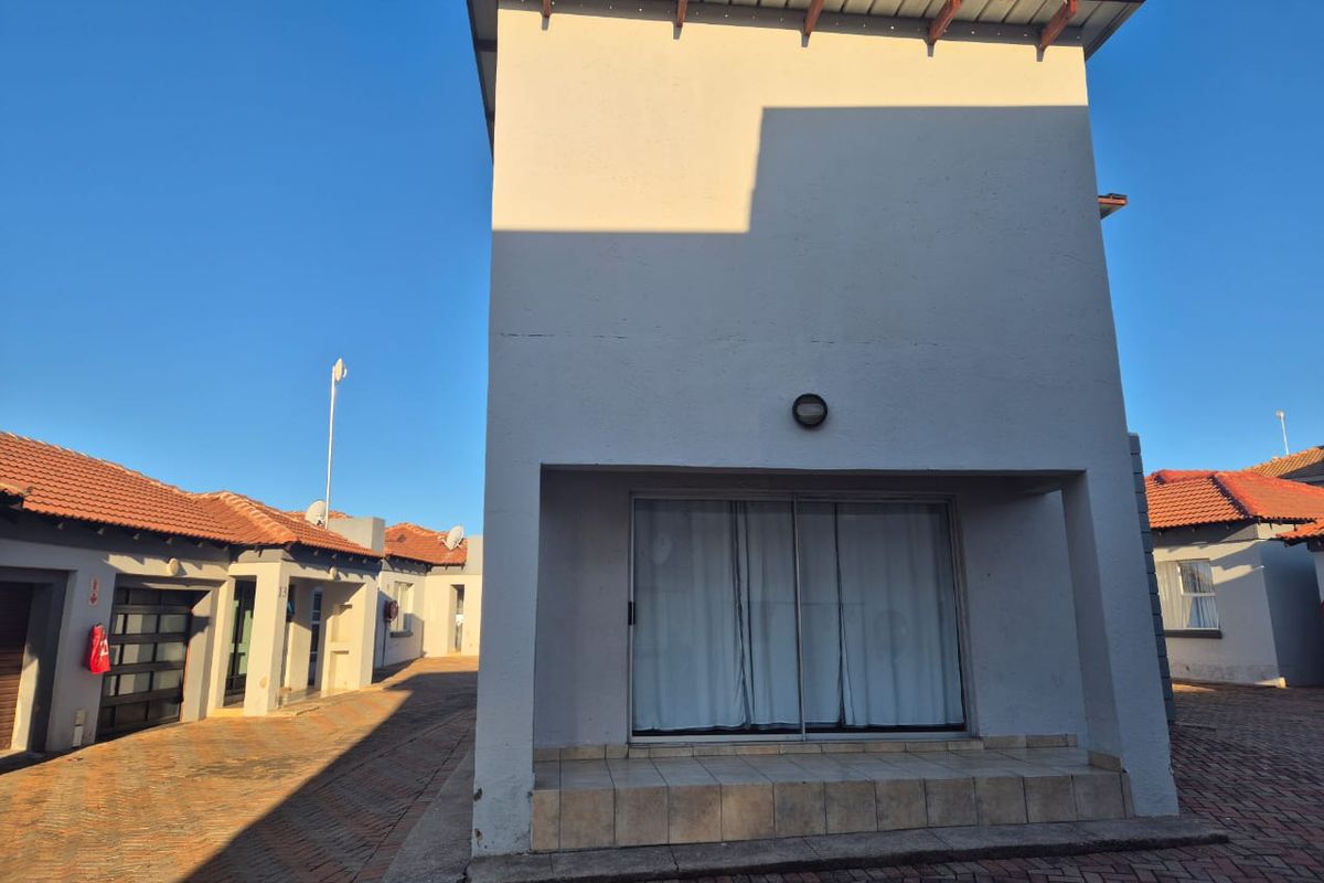 SpaciousTownhouse in a Secure Estate – Prime Bendor Location - Photo 2