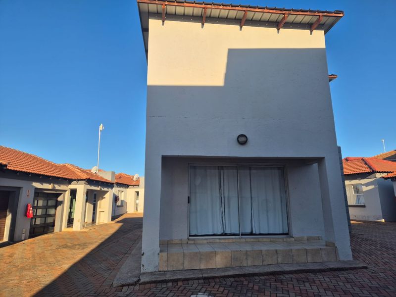 SpaciousTownhouse in a Secure Estate – Prime Bendor Location - Photo 2