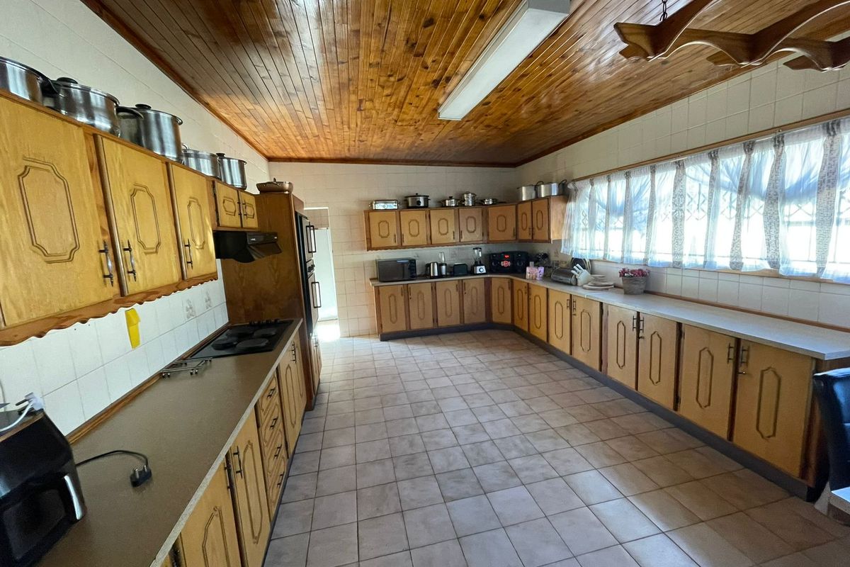 Prime 3-Bedroom Home with Pool – Perfect for Family Living or Student Accommodation Investment! - Photo 4