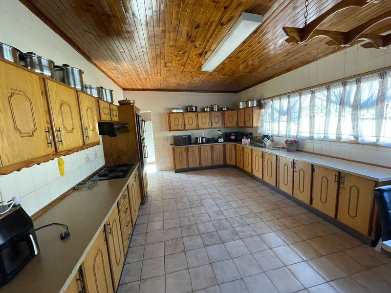 Prime 3-Bedroom Home with Pool – Perfect for Family Living or Student Accommodation Investment! - Photo 4