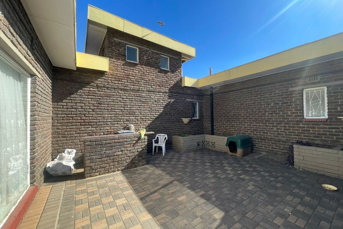 Prime 3-Bedroom Home with Pool – Perfect for Family Living or Student Accommodation Investment! - Photo 2