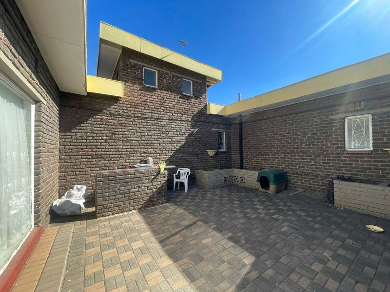 Prime 3-Bedroom Home with Pool – Perfect for Family Living or Student Accommodation Investment! - Photo 2