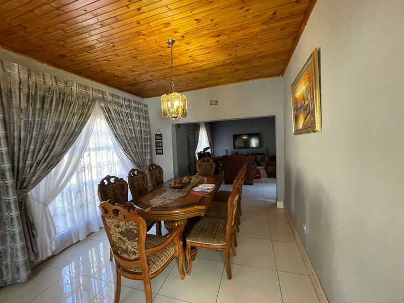 Prime 3-Bedroom Home with Pool – Perfect for Family Living or Student Accommodation Investment! - Photo 9