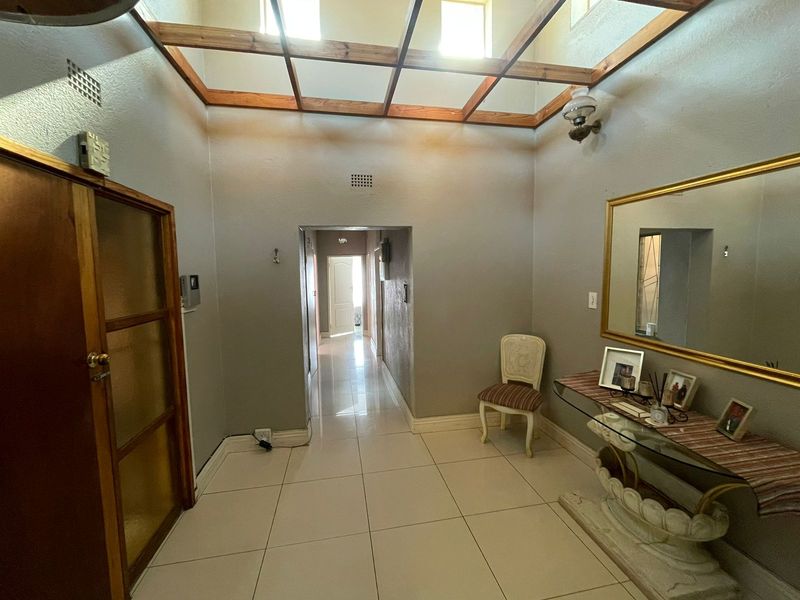 Prime 3-Bedroom Home with Pool – Perfect for Family Living or Student Accommodation Investment! - Photo 10