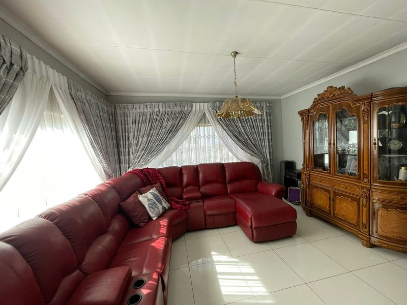 Prime 3-Bedroom Home with Pool – Perfect for Family Living or Student Accommodation Investment! - Photo 8