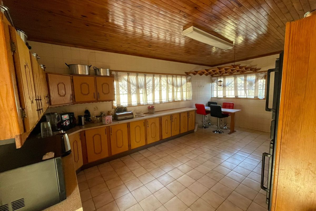 Prime 3-Bedroom Home with Pool – Perfect for Family Living or Student Accommodation Investment! - Photo 5