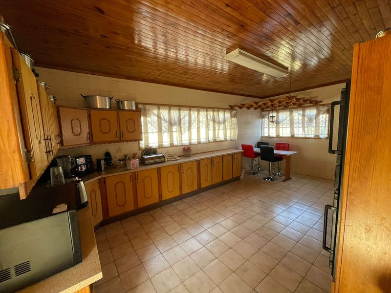 Prime 3-Bedroom Home with Pool – Perfect for Family Living or Student Accommodation Investment! - Photo 5