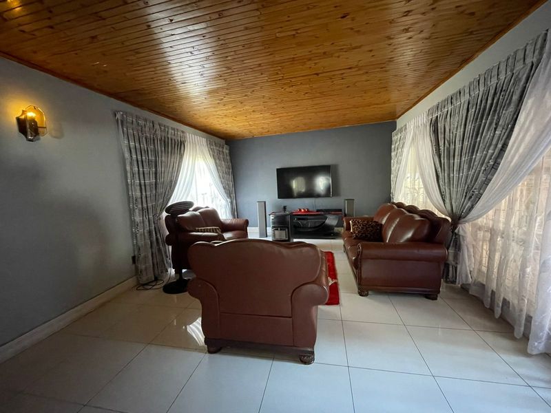 Prime 3-Bedroom Home with Pool – Perfect for Family Living or Student Accommodation Investment! - Photo 7