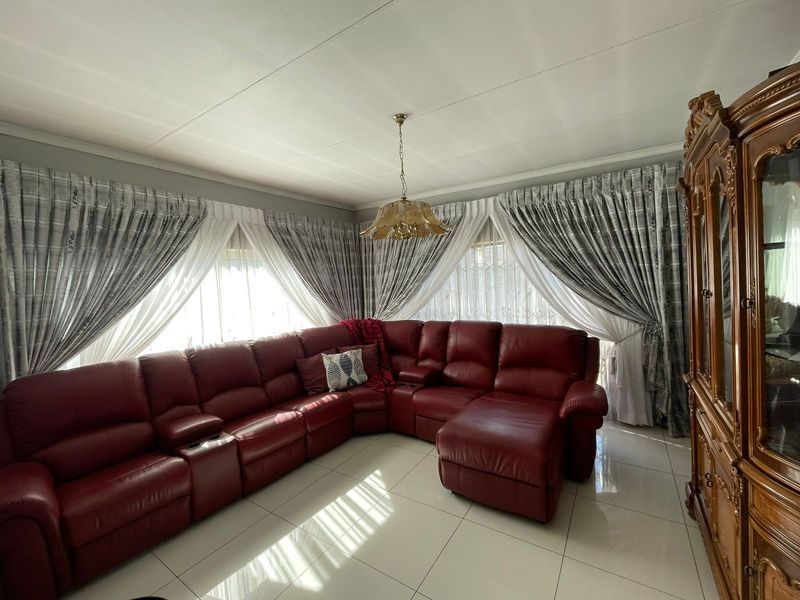 Prime 3-Bedroom Home with Pool – Perfect for Family Living or Student Accommodation Investment! - Photo 6