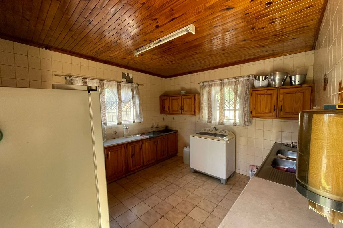 Prime 3-Bedroom Home with Pool – Perfect for Family Living or Student Accommodation Investment! - Photo 3