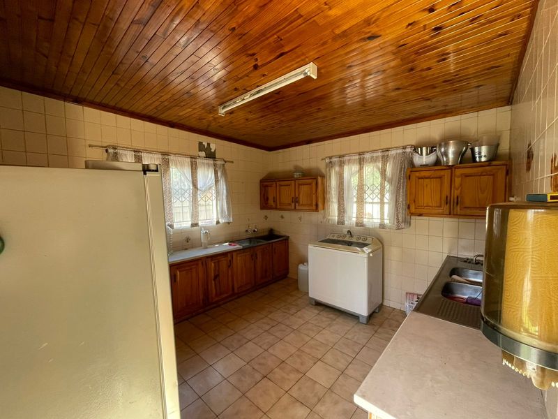 Prime 3-Bedroom Home with Pool – Perfect for Family Living or Student Accommodation Investment! - Photo 3