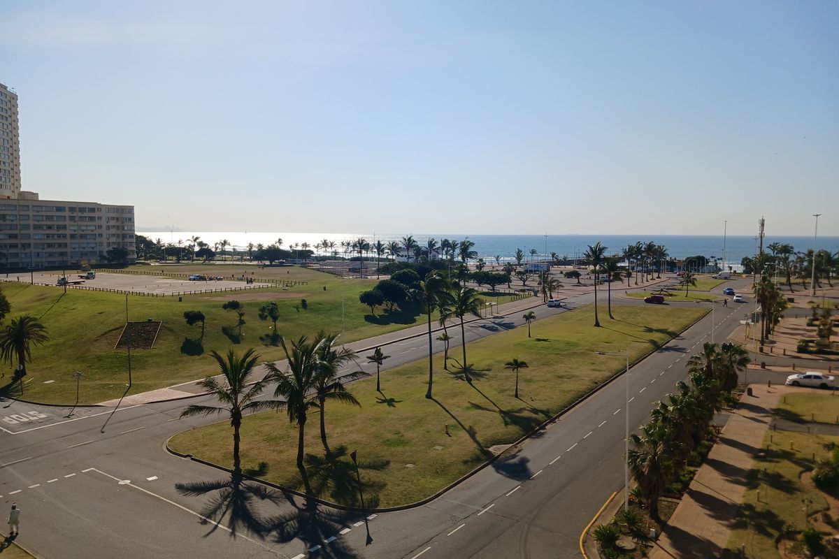 BACK ON THE MARKET - 1.5 BEDROOM - 1.5 BATHROOM - 1 LOCK-UP GARAGE - SHAREBLOCK - NORTH BEACH DURBAN - Photo 2