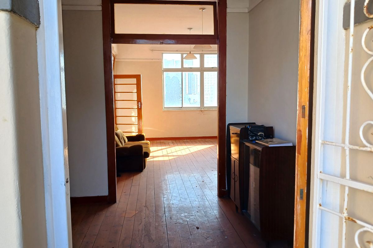 BACK ON THE MARKET - 1.5 BEDROOM - 1.5 BATHROOM - 1 LOCK-UP GARAGE - SHAREBLOCK - NORTH BEACH DURBAN - Photo 3