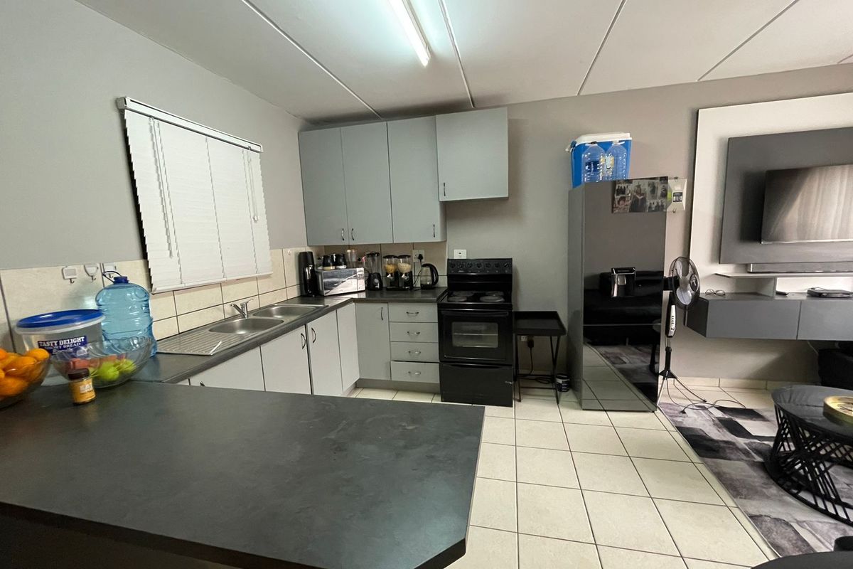 Neat 1 Bedroom Flat for Sale - Photo 2