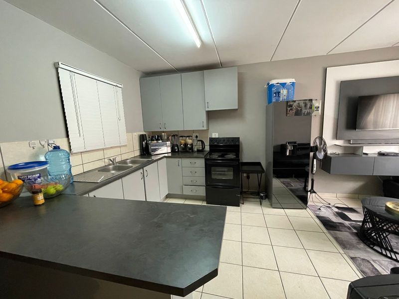 Neat 1 Bedroom Flat for Sale - Photo 2