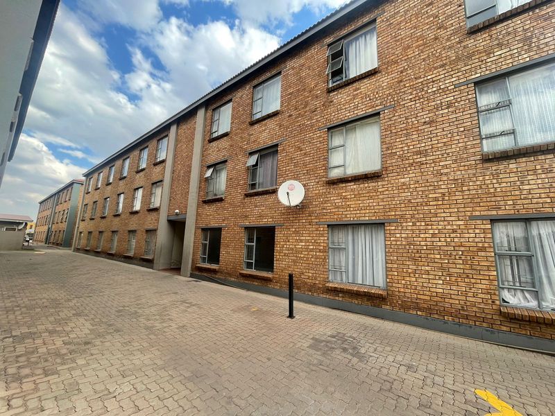 Neat 1 Bedroom Flat for Sale - Photo 9