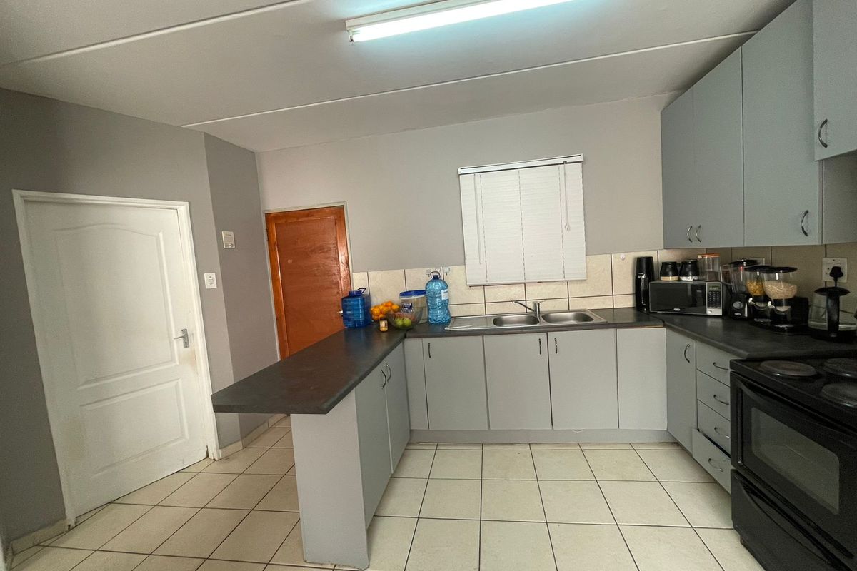 Neat 1 Bedroom Flat for Sale - Photo 4